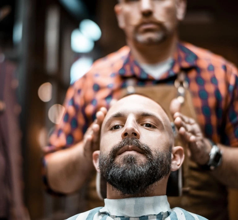 mężczyzna u&nbsp;barbera